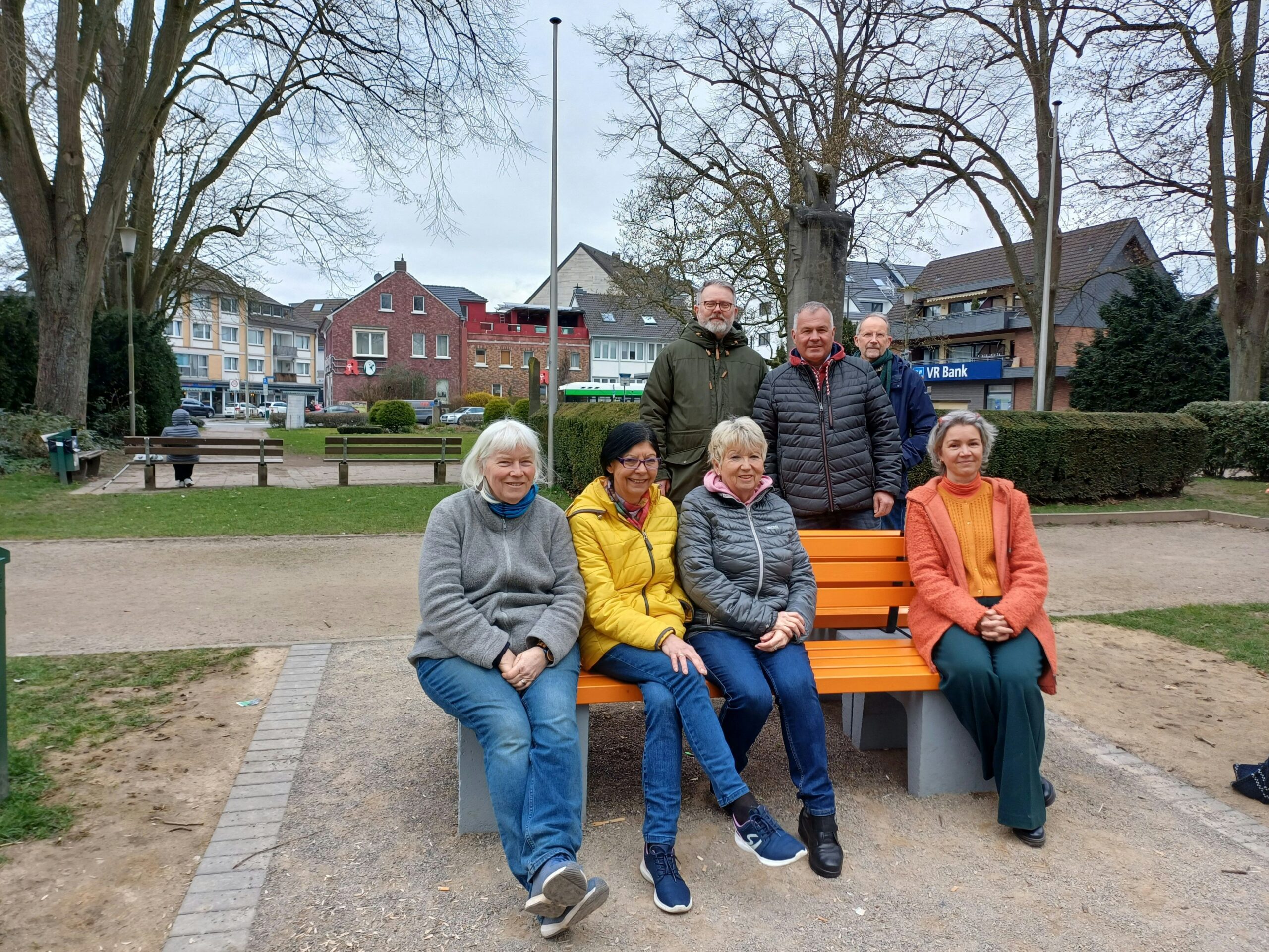 Stadt ist Vorreiterin: Bank in Leichlinger Stadtpark macht auf Gewalt gegen Frauen aufmerksam