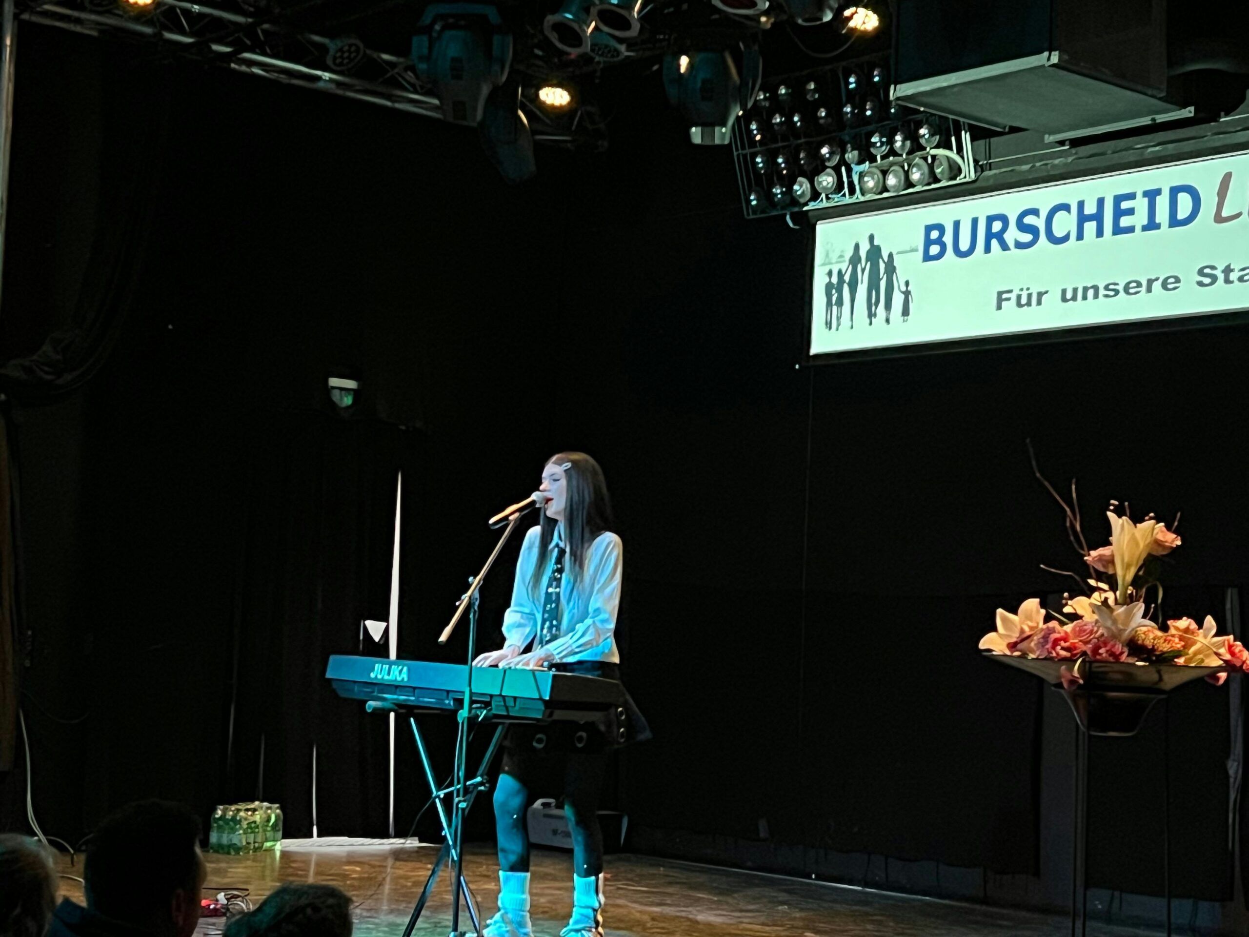 Frühjahrsshow im Megafon: ESC-Vorentscheidfinalistin fühlt sich auf der Burscheider Bühne wohl