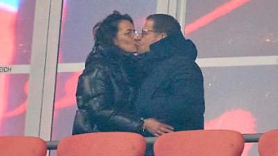 Bayern gewinnt gegen Bayer in der Champions League: Max Eberl küsst seine Natascha Fruscella