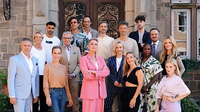 Die Verräter 2025: Diese 16 Promis sind in der dritten Staffel dabei – einige stehen sich sehr nahe!