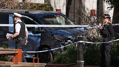 London: Fahrzeug fährt in Fußgänger – Frau stirbt