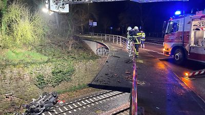 Unfall-Drama in Trier: Auto stürzt fünf Meter tief auf Bahngleise