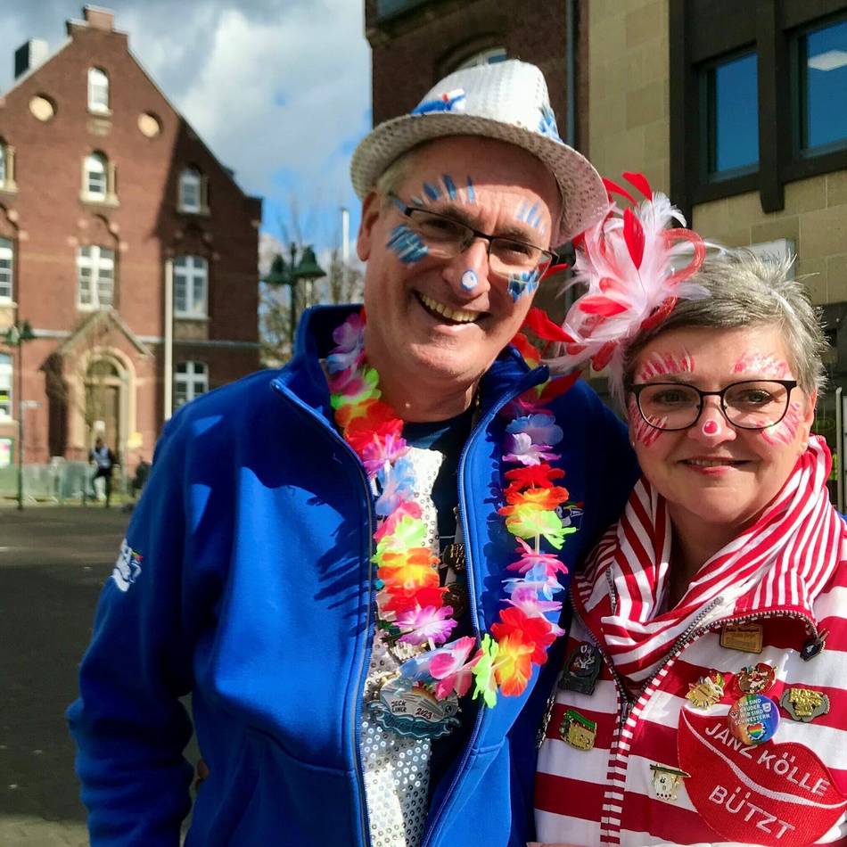 Karneval in Leverkusen – Weiberfastnacht 2025: Doppelte Eiskönigin und echte Karnevalsliebe