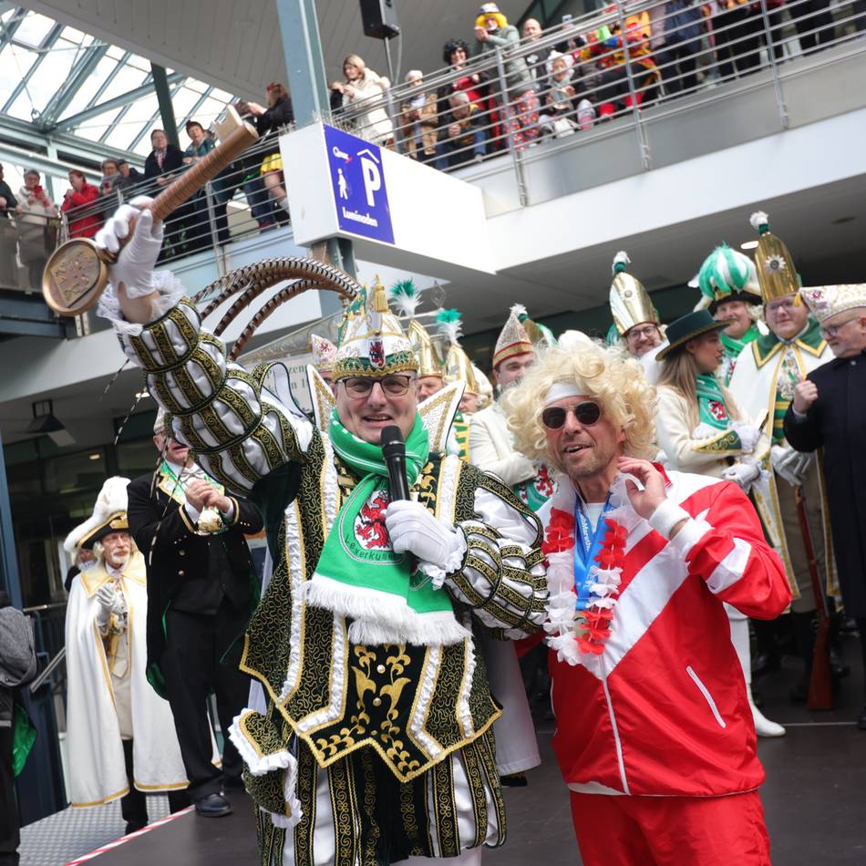 Karneval in Leverkusen 204/25 – der Luminadensturm: Prinz Marco I. übernimmt das Stadtregiment