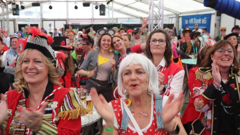 Karneval in Leverkusen: „Fraulückcher“ machen Stimmung im Opladener Zelt