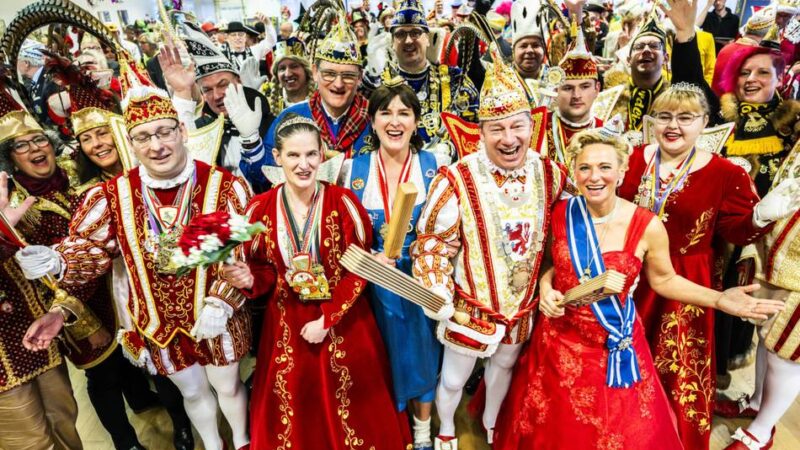 Karneval in Leverkusen: Feine Stöffchen, flotte Auftritte beim Prinzenempfang