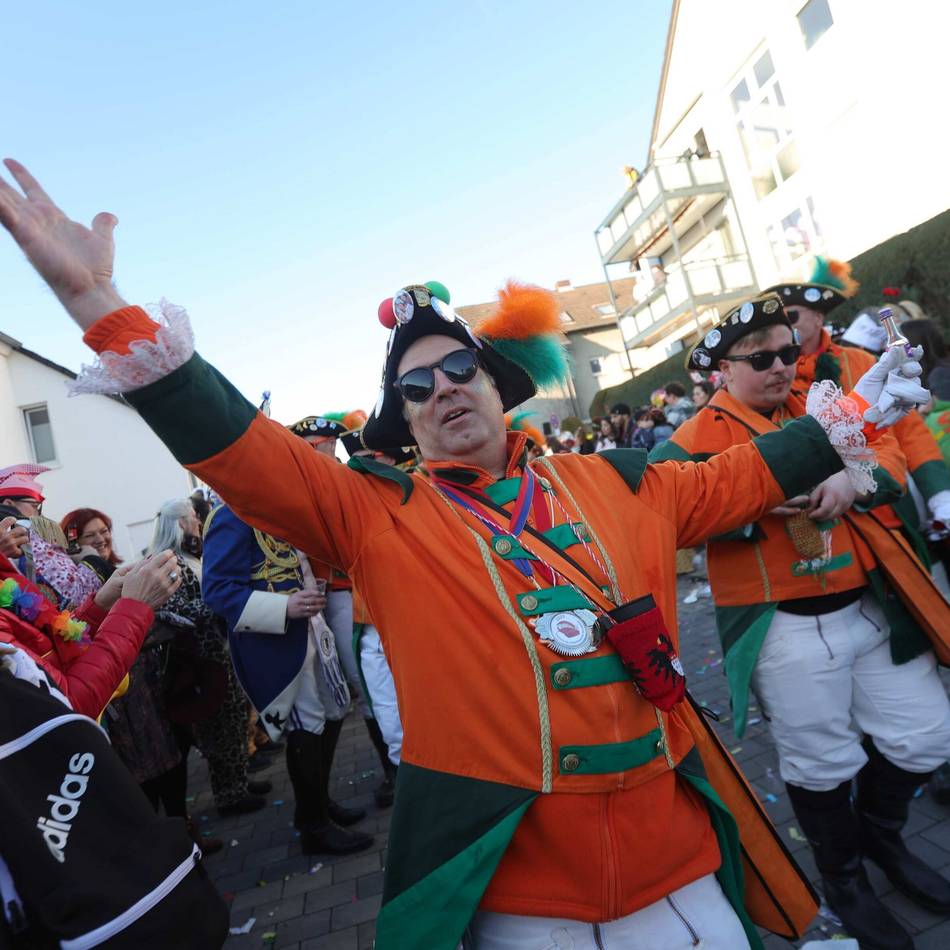 Karneval in Lützenkirchen 2025: Kürzester Jeckenzug bringt riesigen Spaß