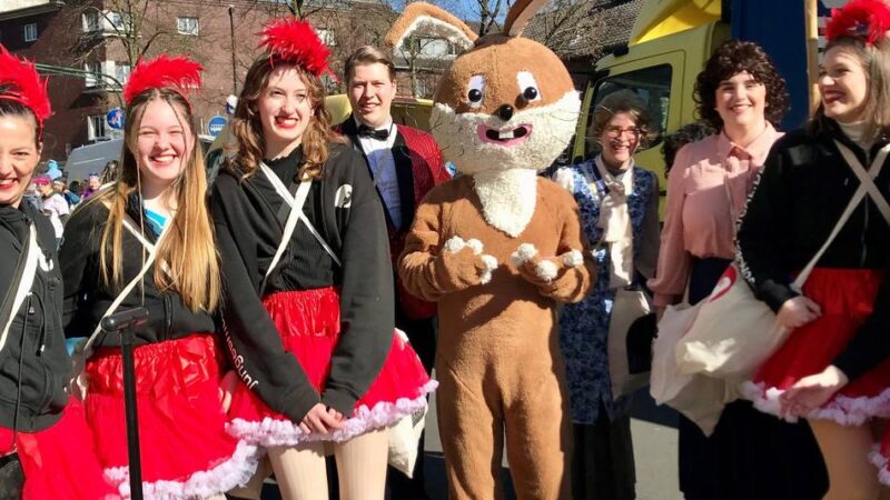Rosenmontag in Leverkusen-Opladen: Imbach serviert köstliche Politspitzen beim Zoch