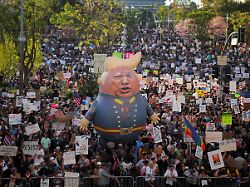 Aus der Schockstarre erwacht: Erstmals landesweite Proteste gegen Trump in den USA