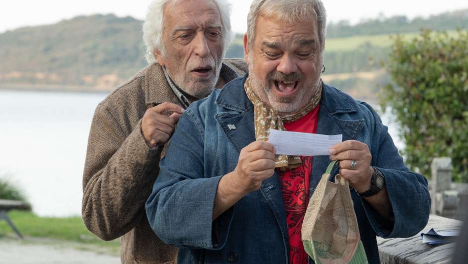 Das grosse Los – 1 Insel, 40 Einwohner, 2 Betrüger (2024)