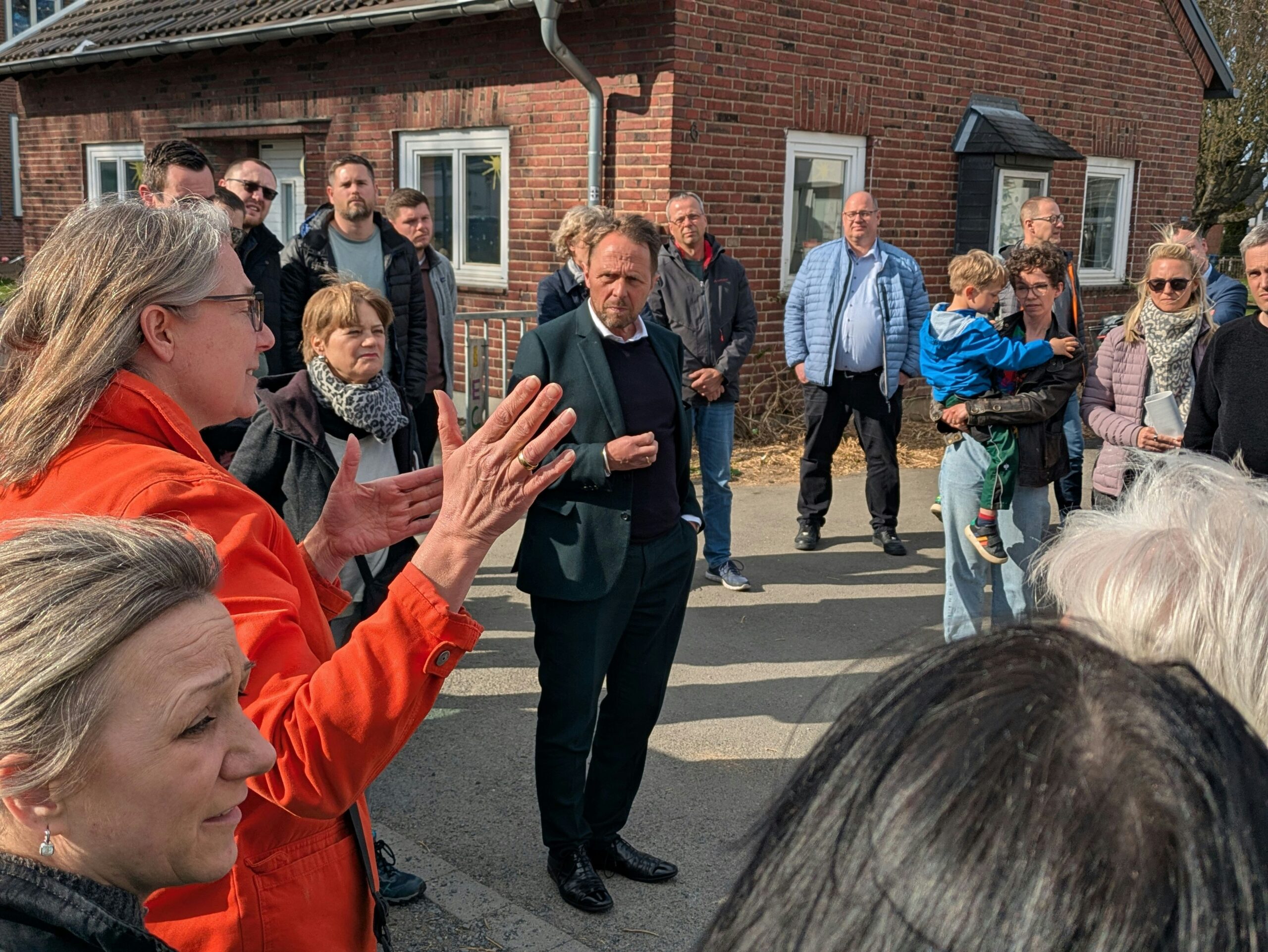 Gefahr für Kinder: An der Grundschule Opladen könnte verkehrsberuhigte Zone kommen