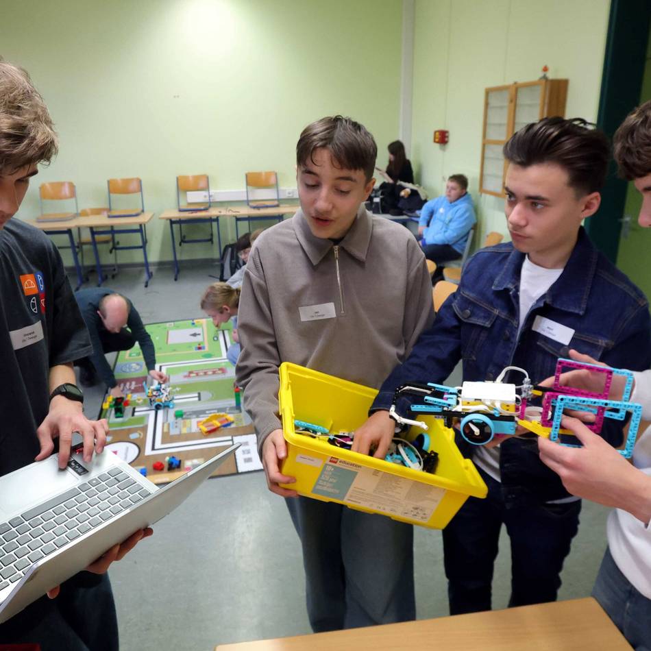 Leverkusener Schüler trimmen Maschinen: Spannender Wettkampf der Roboter