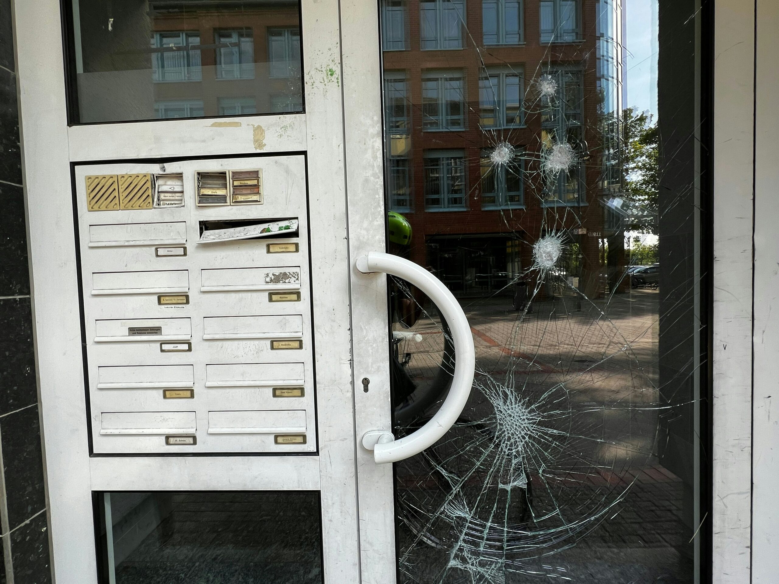 Stadtbekannte Leverkusener Großfamilie: Mitglieder überfallen ein Haus in der Wiesdorfer Hauptstraße