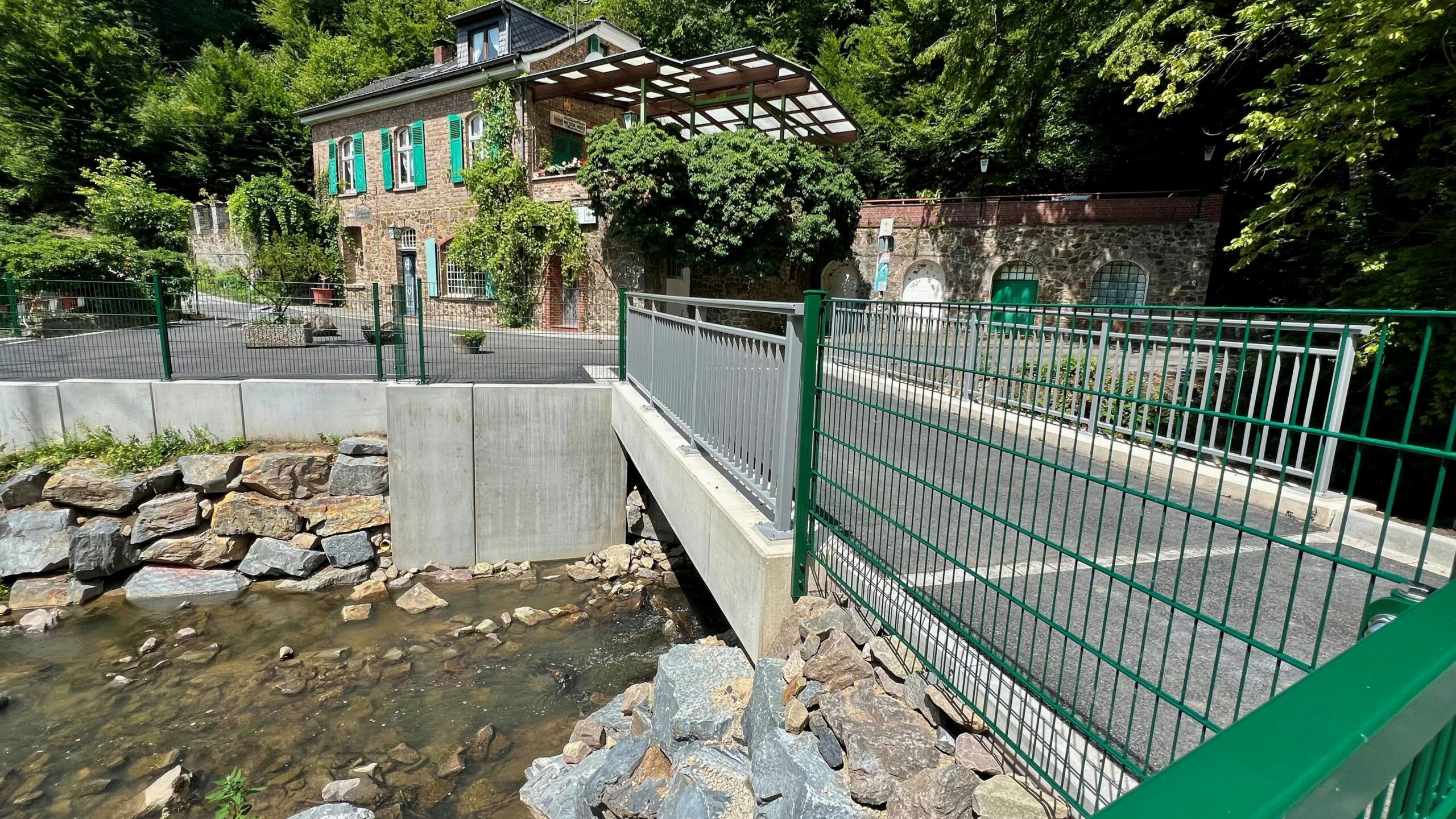 Leichlingen/Leverkusen: Renaturierung des Murbachs kommt voran – Neue Brücke freigegeben