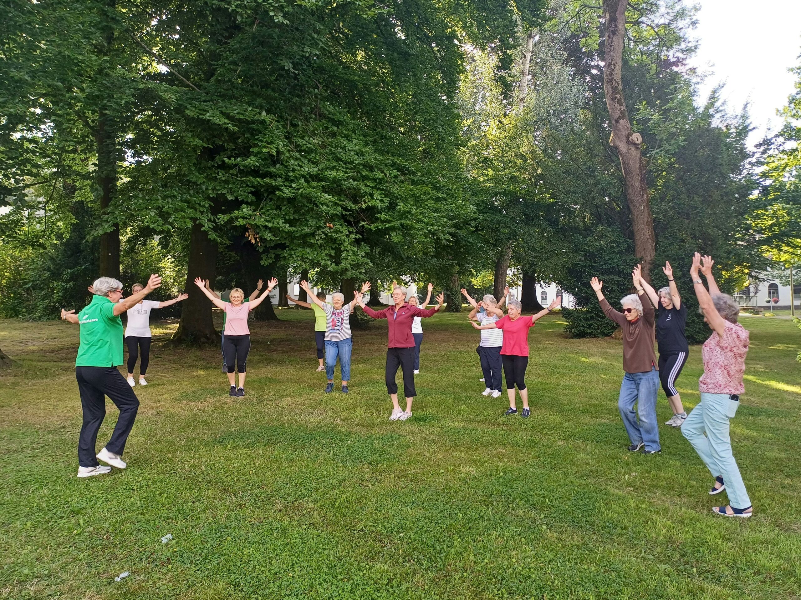 Bewegung unter Baumkronen: Neues Sportangebot im Burscheider Park