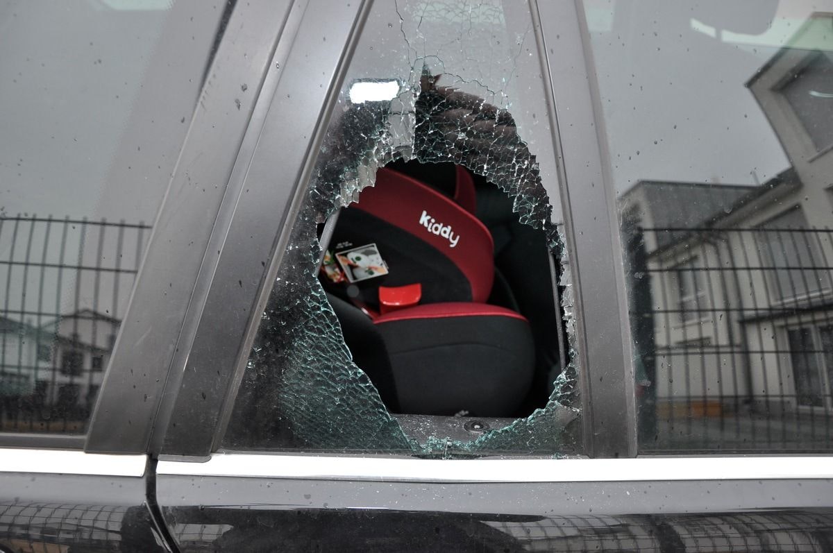 Serie von Autoaufbrüchen: Unbekannte schlagen in Langenfeld reihenweise Autoscheiben ein