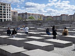 Für Attacke an Holocaust-Mahnmal: Bundesanwaltschaft erhebt Anklage gegen Messerangreifer von Berlin