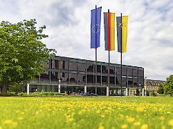 „Schande für dieses Parlament“: Landtagsabgeordneter schmiert Hakenkreuz auf Stimmzettel