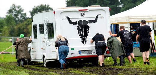 Wacken Open Air: Traktoren ziehen die ersten Wohnmobile auf das Schlammfeld
