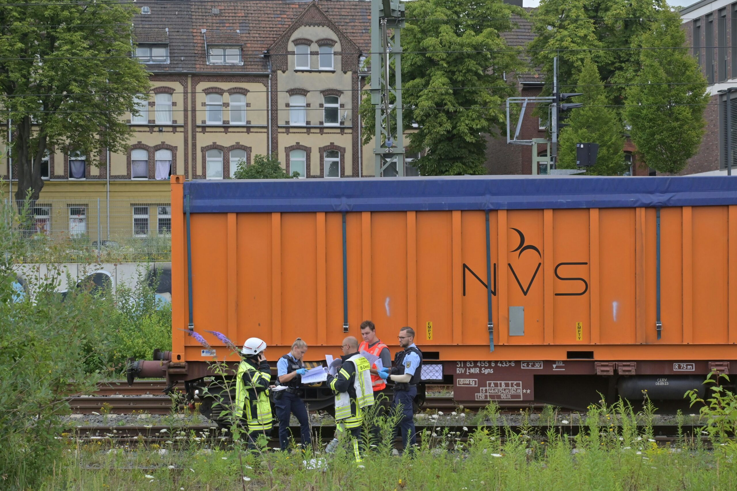 Bahnhof Opladen: Braune Brühe lief aus Güterwaggons, beladen mit Müll aus Italien