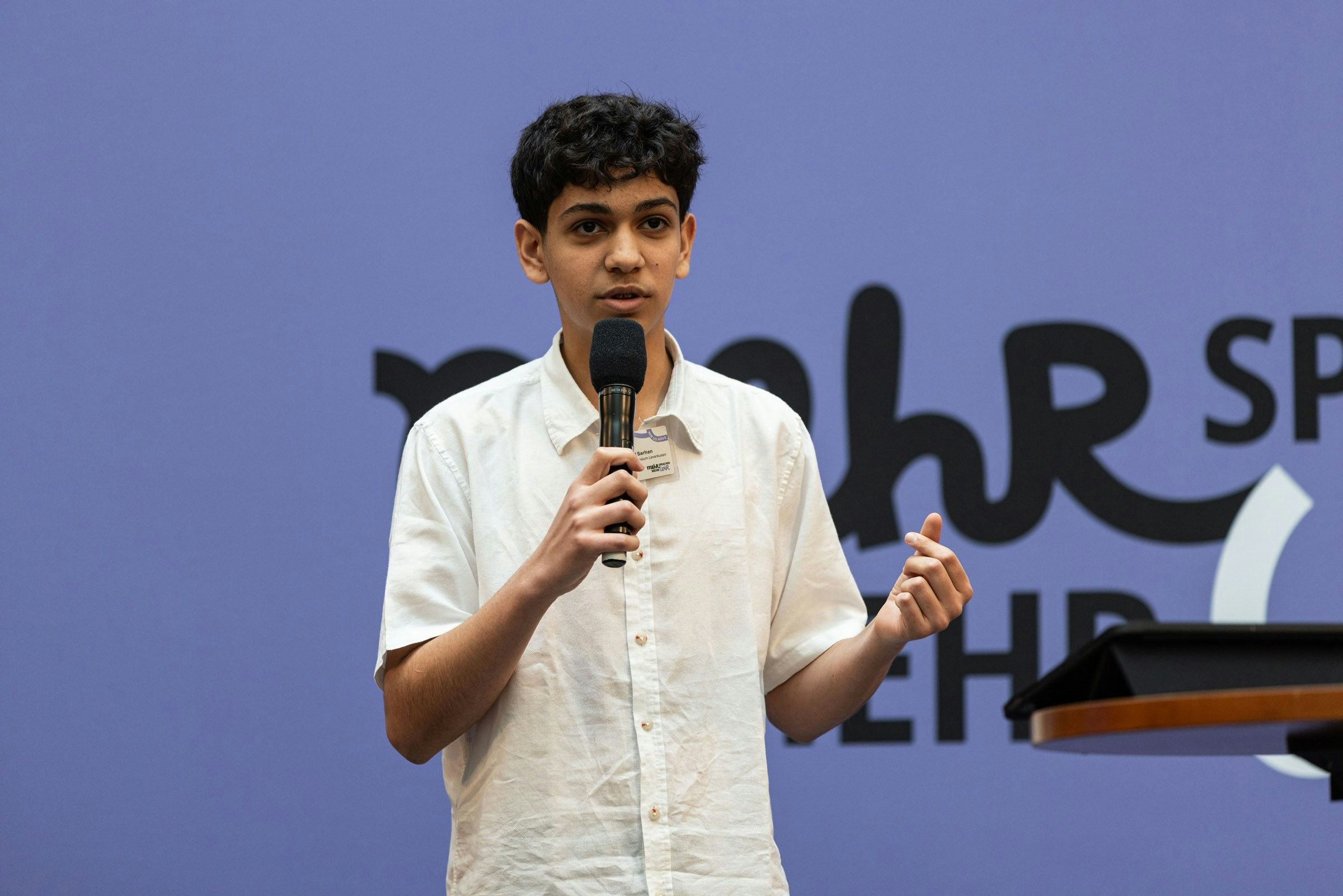 „Die Angst lebt in uns weiter“: Leverkusener Schüler aus Syrien bewegt mit Rede über Frieden