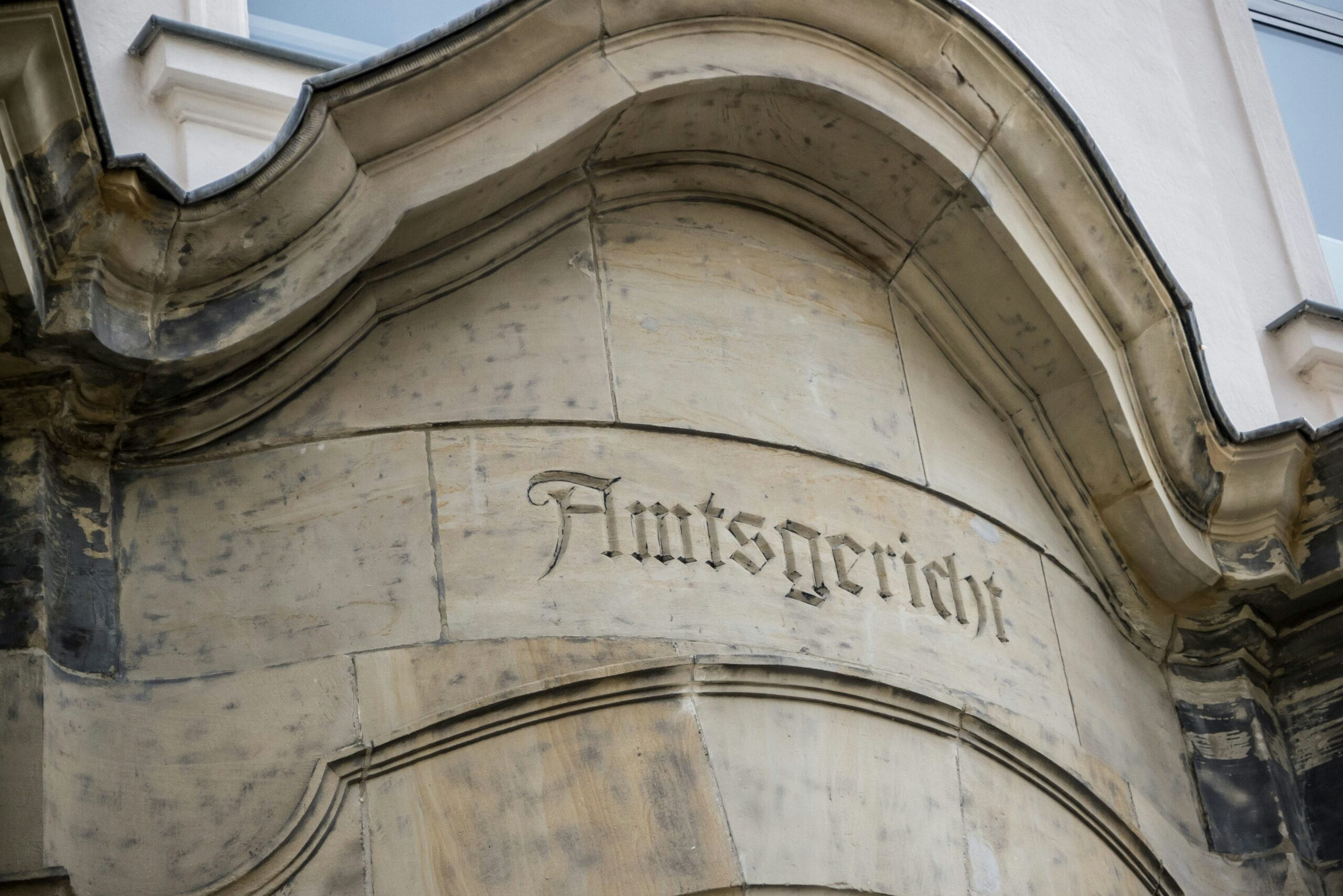 Liebeskummer: Leichlinger rast mit BMW durch Zaun und Hecke