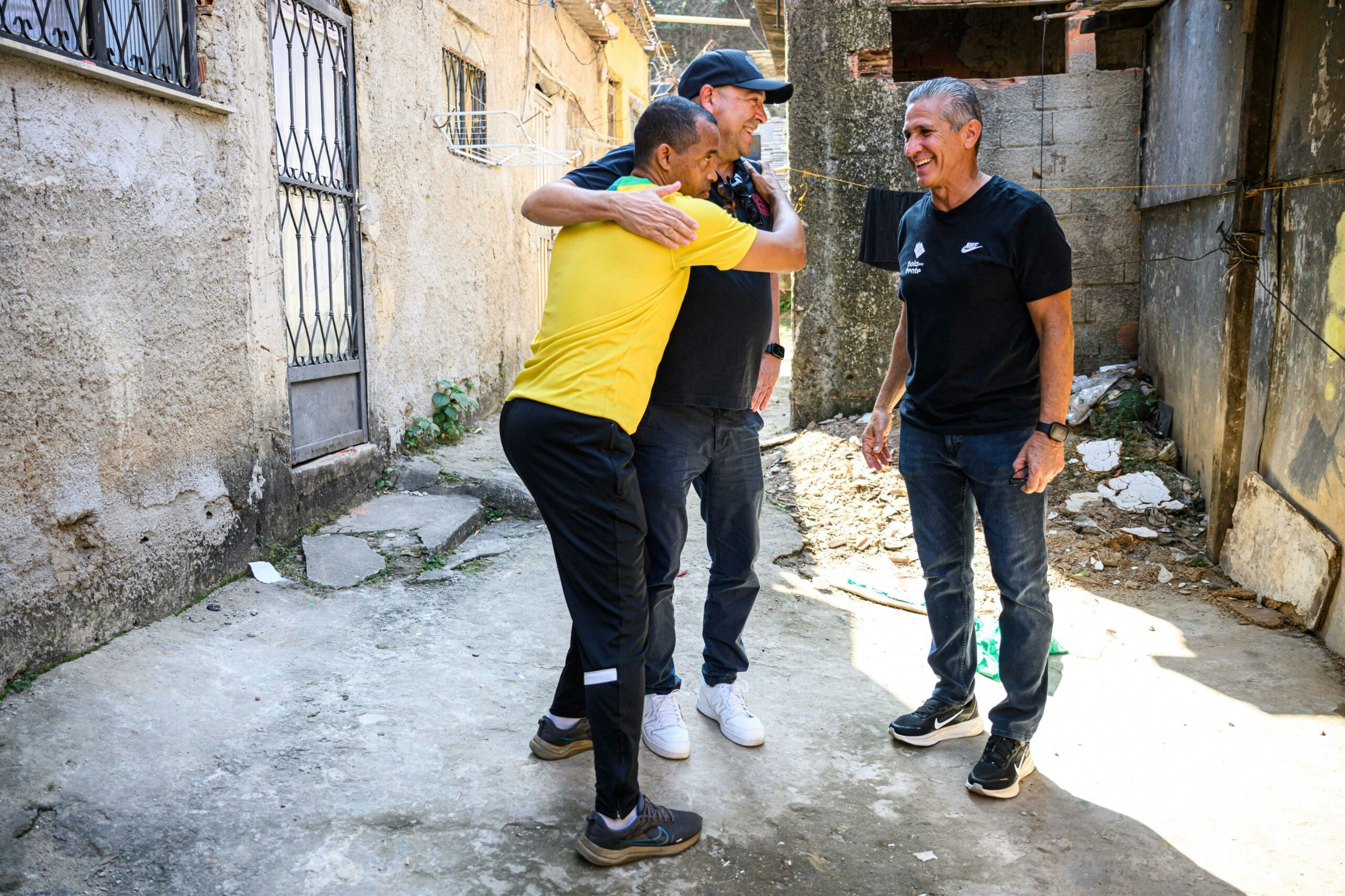 Jorginhos Sozialprojekt in Rio: Mit Bayer-04-Boss Carro im kugelsicheren Van durch die Favela