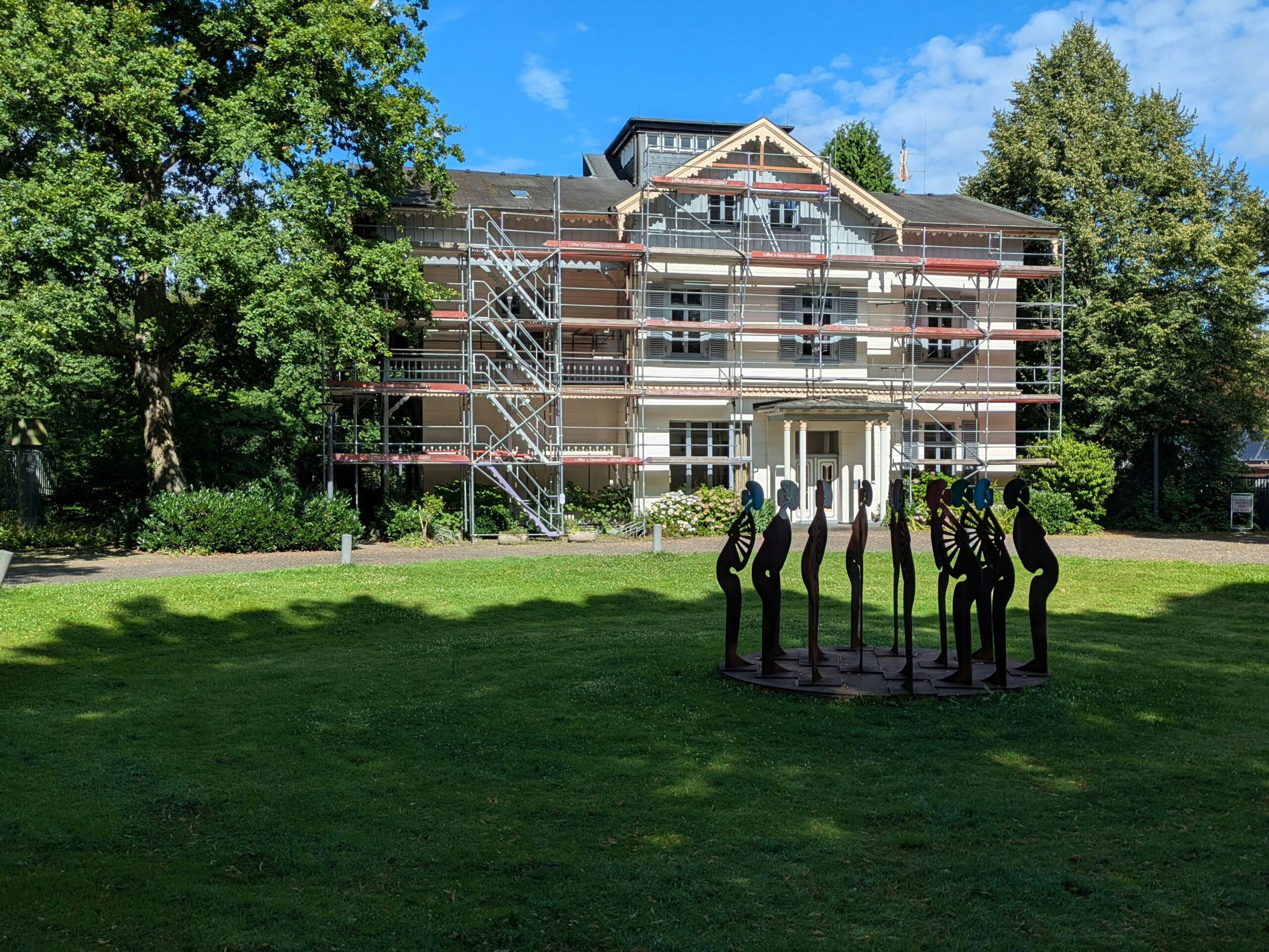 Historisches Bauwerk: Wieso die Villa Wuppermann in Schlebusch derzeit eingerüstet ist