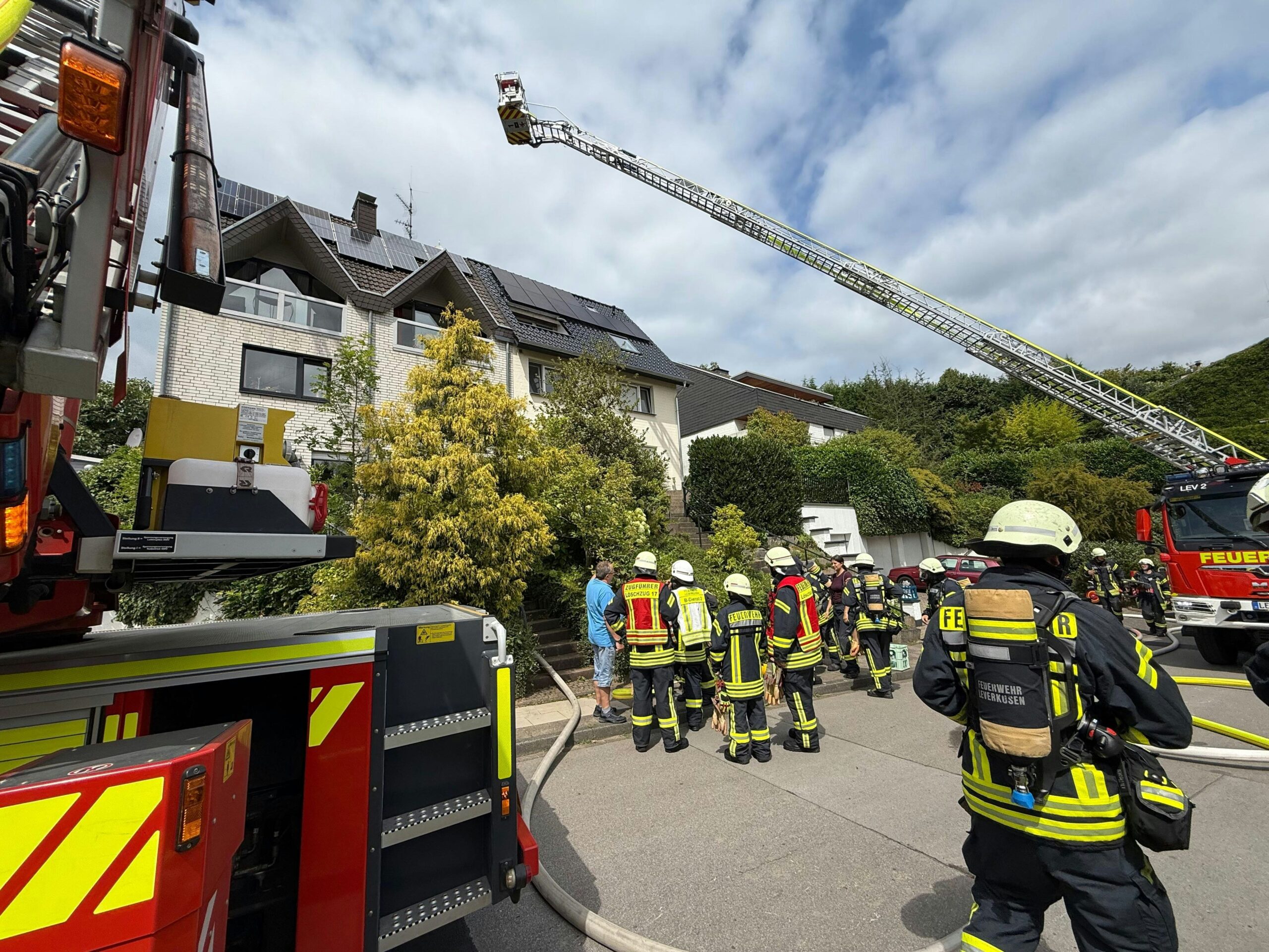Biesenbach: Dachstuhl in Leverkusen brennt – EVL muss Fotovoltaikanlage abstellen
