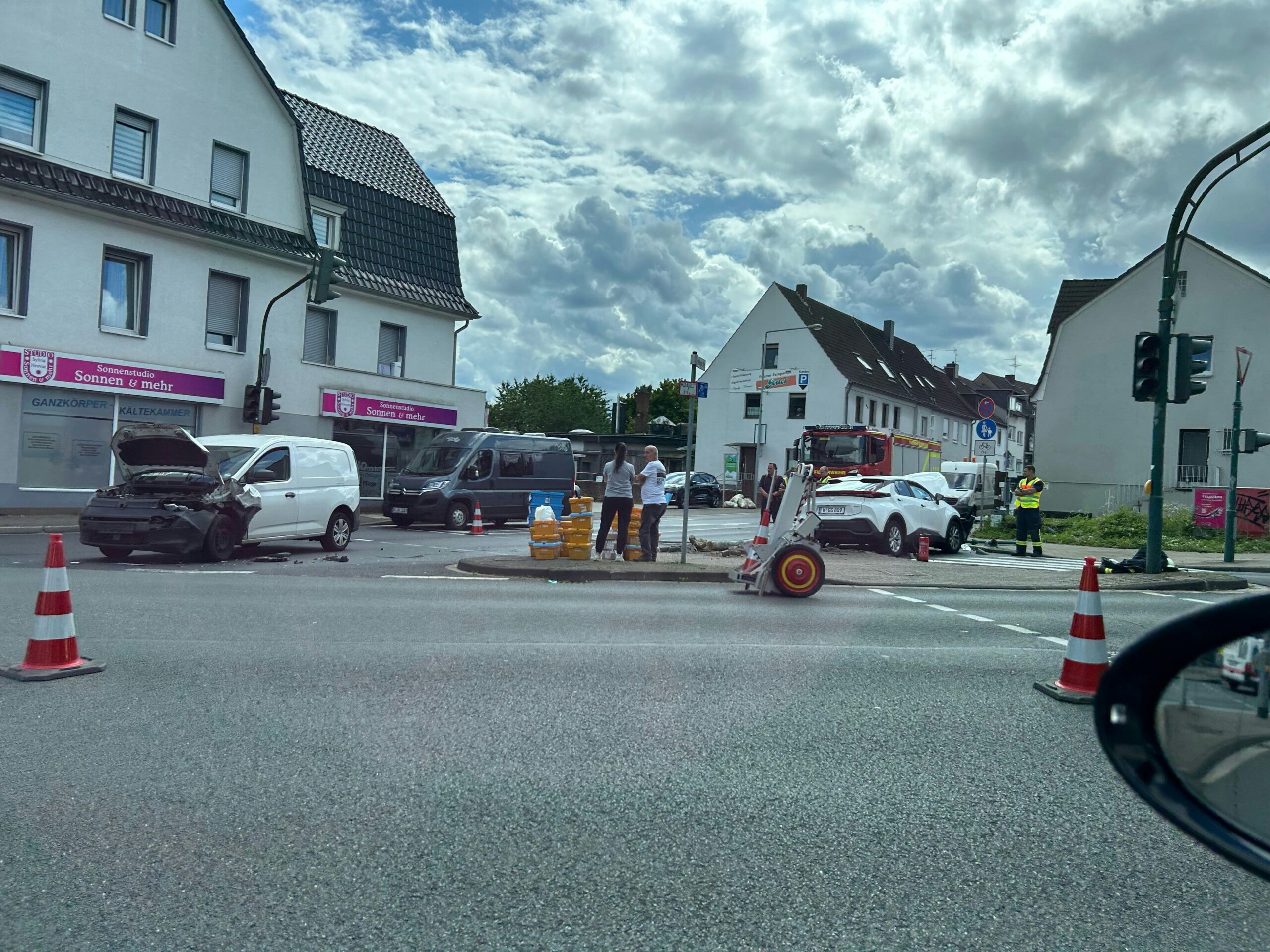 Viel befahrene Kreuzung: Erneuter Ampelausfall nach Verkehrsunfall in Lützenkirchen