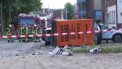 Zwei Tote in Oberhausen: Lastwagen rast in Autos und Haus