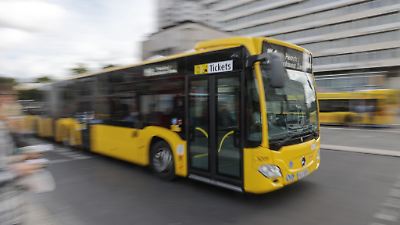Karlsruhe (Baden-Württemberg): In der Tür eingeklemmt! Bus schleift Seniorin (91) mit