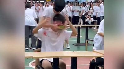 Korea: Schüler rubbelt Kumpel Wassermelone durchs Gesicht 