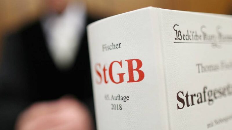 Freundin fünf mal geschlagen: Angeklagter kommt mit 300 Euro-Spende davon