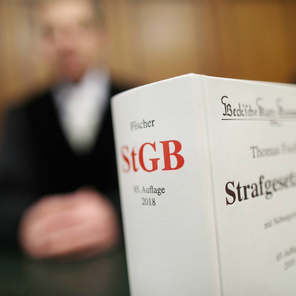 Freundin fünf mal geschlagen: Angeklagter kommt mit 300 Euro-Spende davon