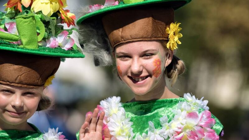 92. Bürriger Kirmes in Leverkusen: Paradiesvogel trifft Kamellejäger