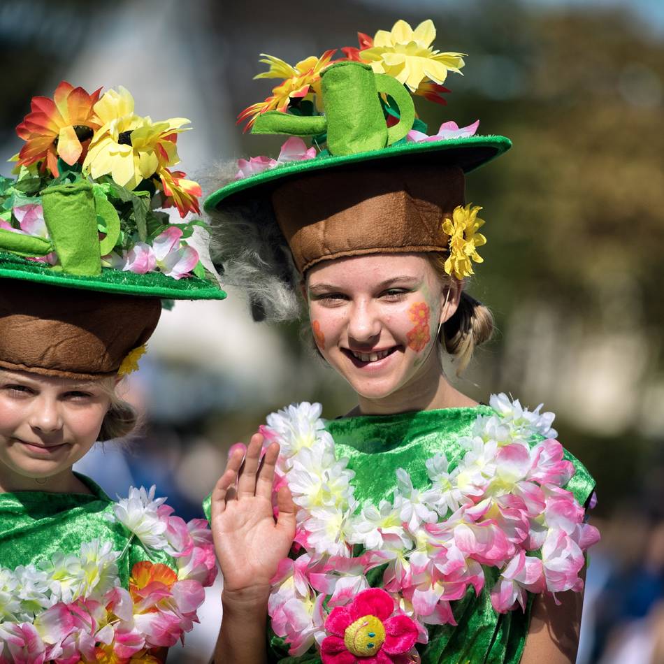 92. Bürriger Kirmes in Leverkusen: Paradiesvogel trifft Kamellejäger