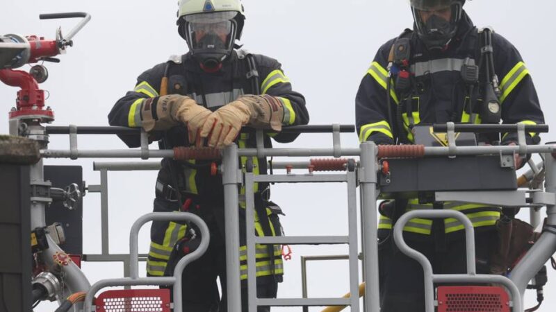 Einsatz in Leverkusen: Solarpaneel auf Wohnhaus-Dach in Flammen