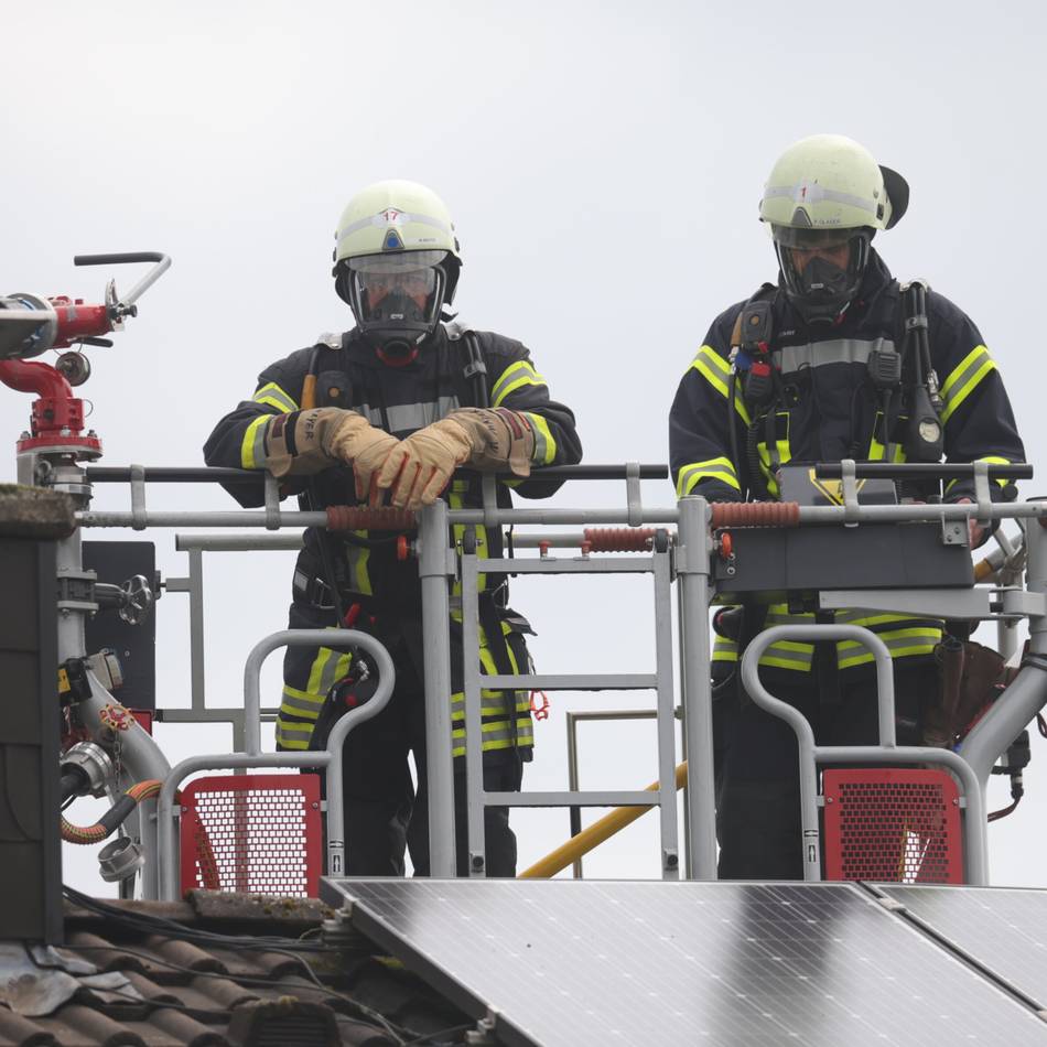 Einsatz in Leverkusen: Solarpaneel auf Wohnhaus-Dach in Flammen