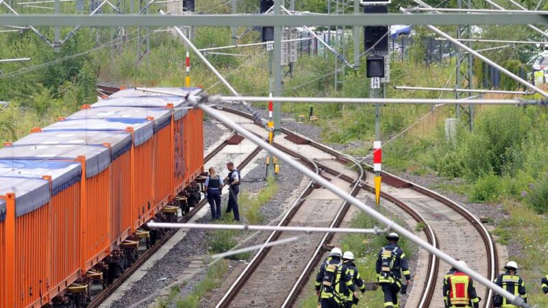 Waggon verliert Flüssigkeit: Feuerwehreinsatz am Opladener Bahnhof
