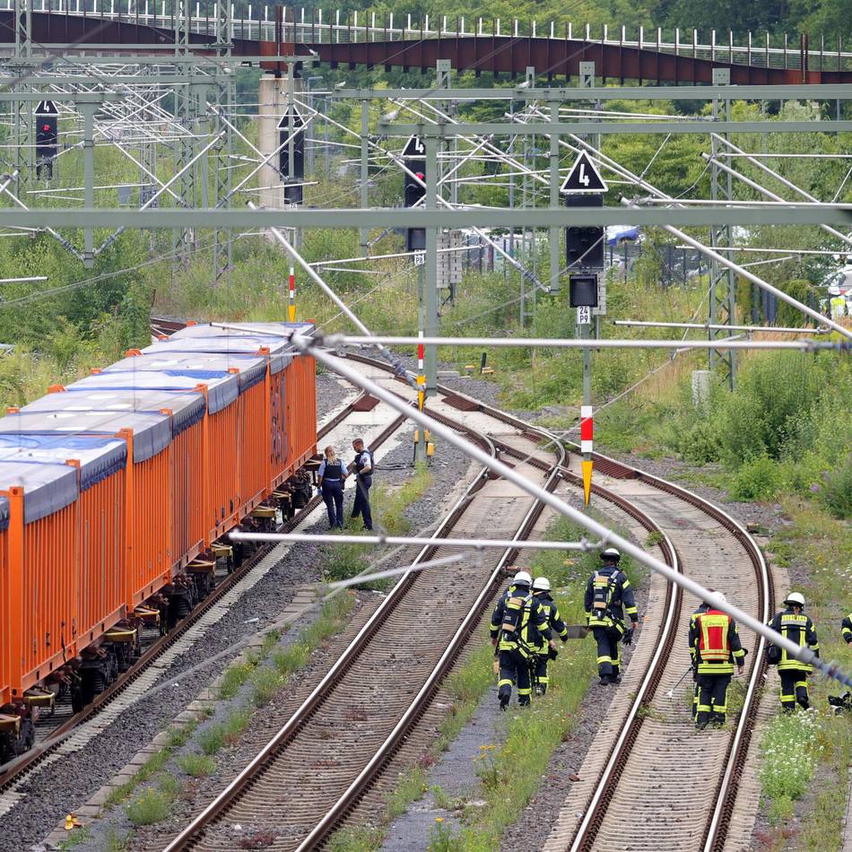 Waggon verliert Flüssigkeit: Feuerwehreinsatz am Opladener Bahnhof