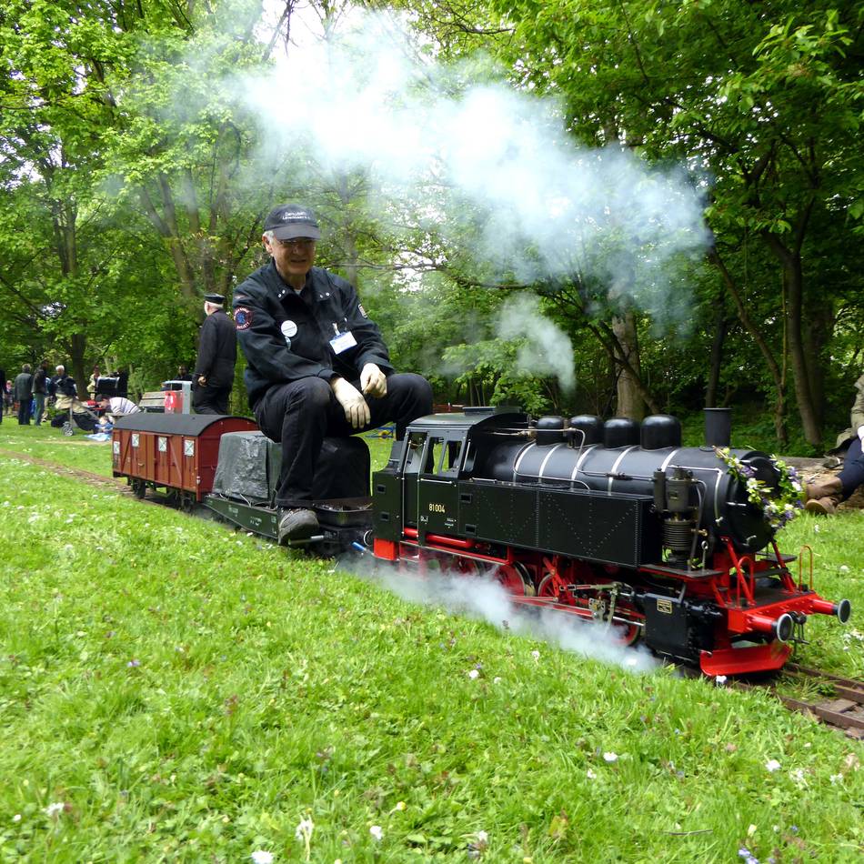 Dampfbahnfahrtag in Leverkusen: Züge, Zauberschüler und Zukunftsmusik