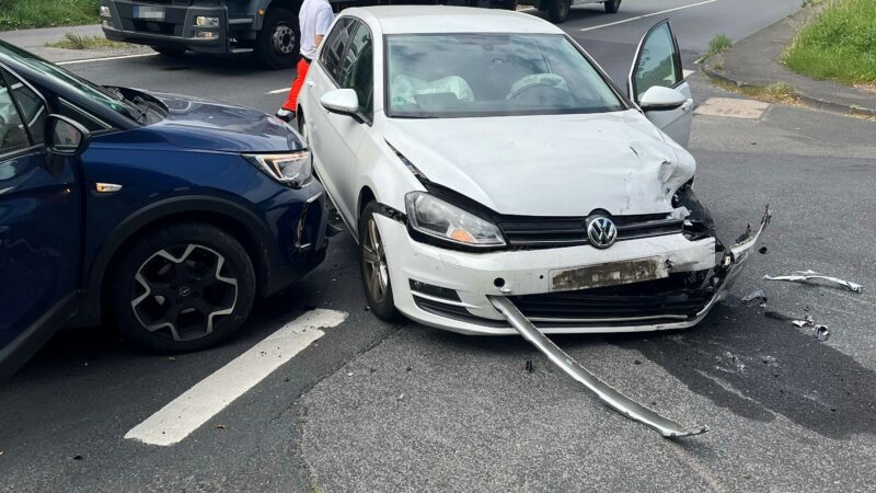 In Gegenfahrbahn geraten: Burscheider bei Unfall in Bergisch Gladbach verletzt