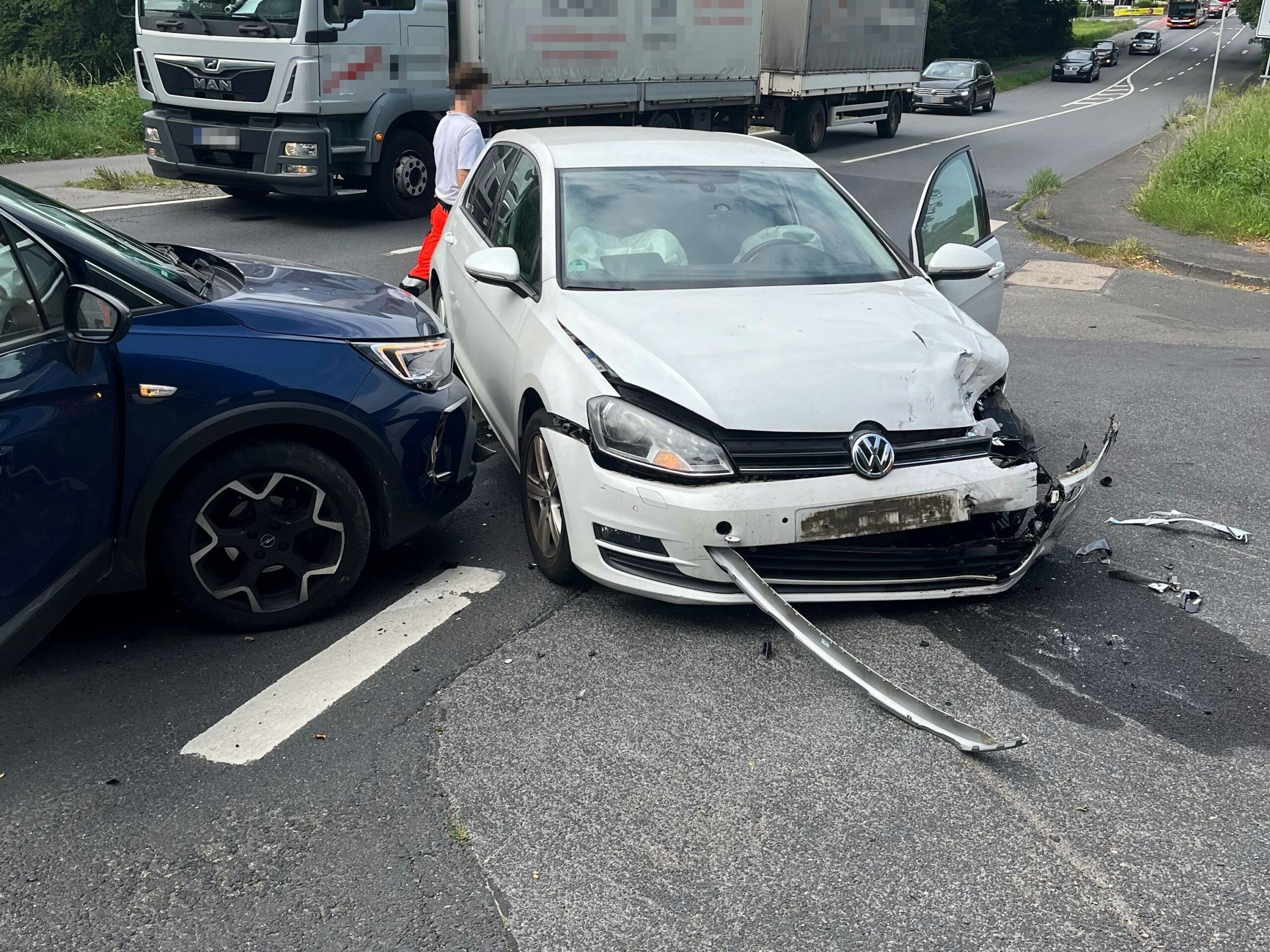 In Gegenfahrbahn geraten: Burscheider bei Unfall in Bergisch Gladbach verletzt