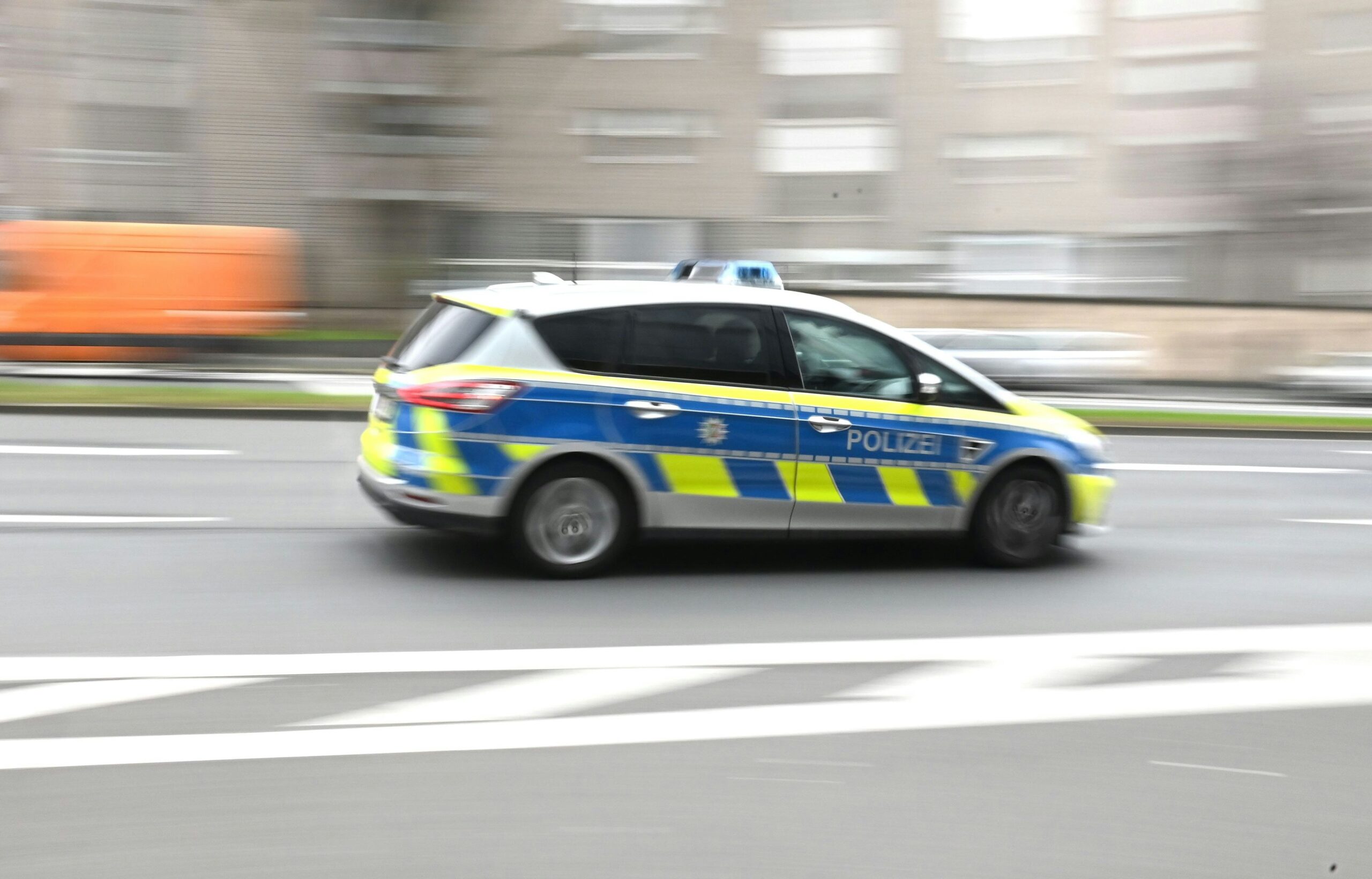 Illegales Autorennen in Leverkusen: Audi-Fahrer flüchtet nach Unfall zu Fuß