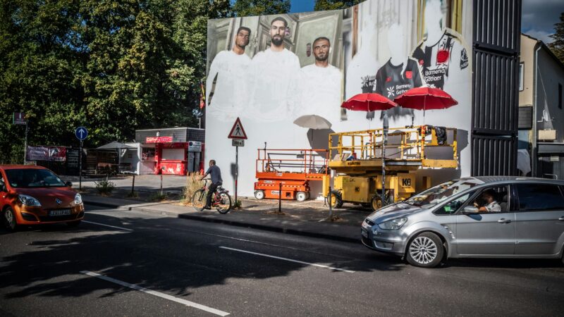 Bayer-04-Werbung: Stadt Leverkusen verbietet illegales Großplakat