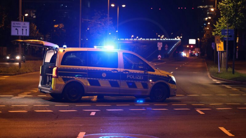 Sachbeschädigung in Leichlingen: Unbekannte schlagen Seitenscheibe von Lkw mit Stein ein