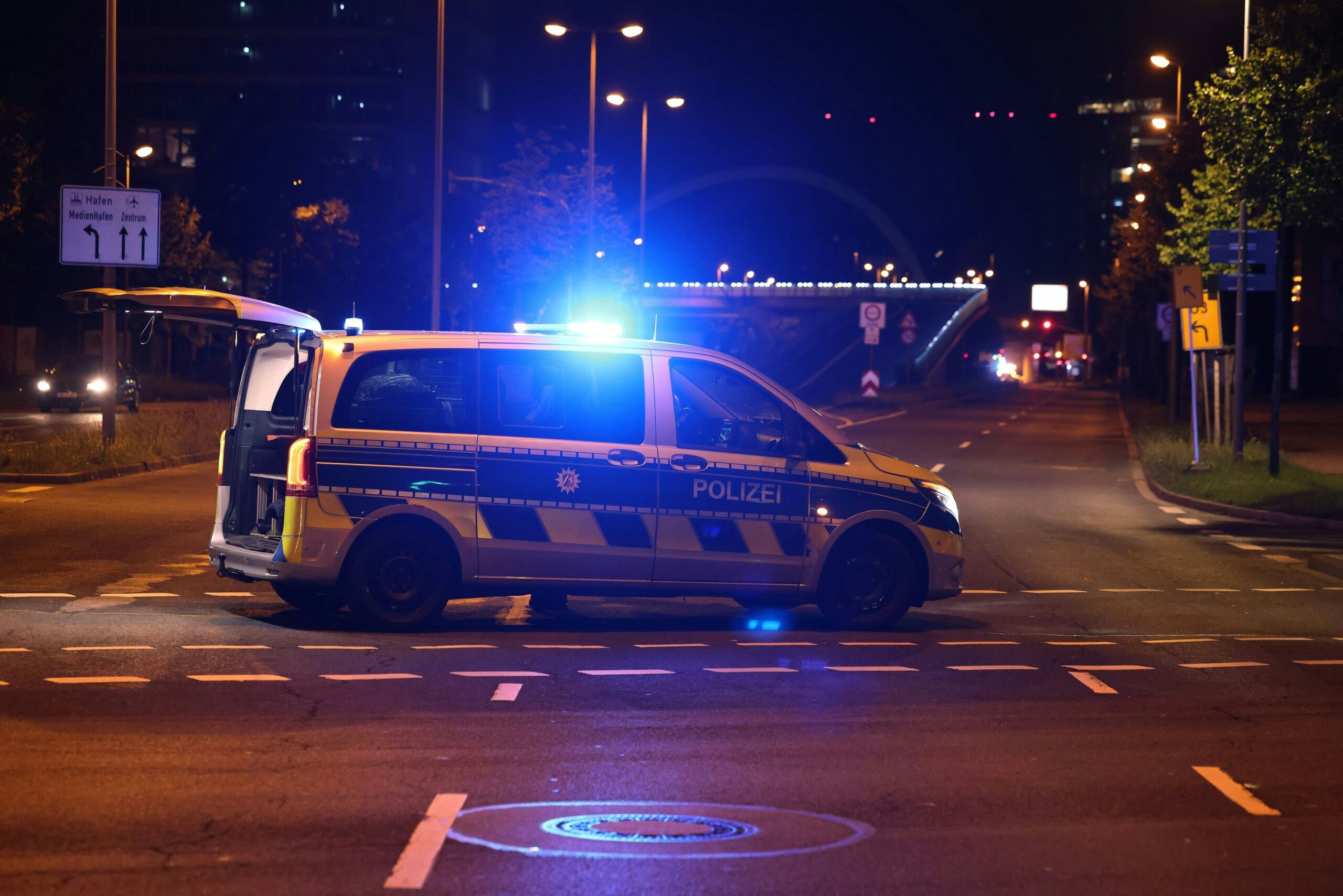 Sachbeschädigung in Leichlingen: Unbekannte schlagen Seitenscheibe von Lkw mit Stein ein
