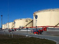 Nach Drohneneinschlag: Russische Raffinerie brennt in Ostseehafen