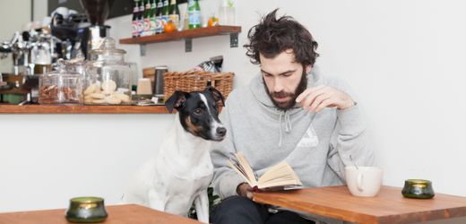 Literatur als Flirtmasche: Wie Performative Reading das Lesen zerstört